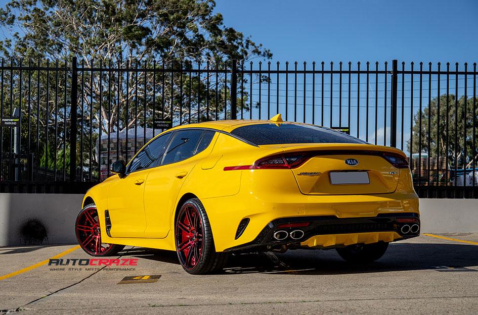 KIA-STINGER-INVADER-GLOSS-BLACK-CANDY-APPLE-RED